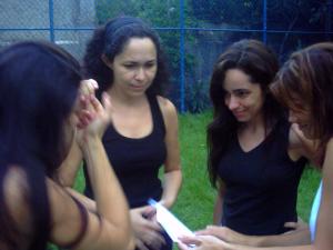 As quatro atrizes - Valéria, Lorena, Telma e Alê - trabalhando na cena sobre a Dona Glória.